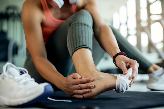 closeup-athletic-woman-injured-her-foot-workout-gym Średni 2
